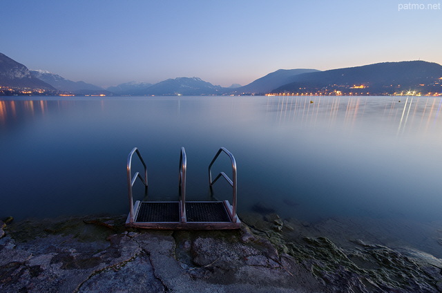 Photo du lac d'Annecy et de la plage d'Albigny  la tombe du jour