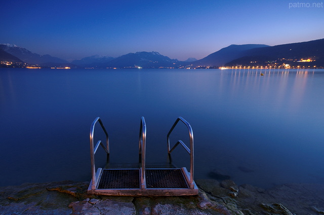 Photographie du lac d'Annecy et de la plage d'Albigny  l'heure bleue