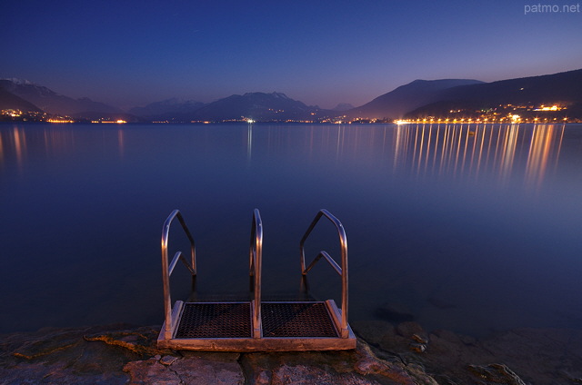 Image du lac d'Annecy et de la plage d'Albigny au crpuscule