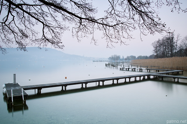 Image of Annecy lake by a winter dawn