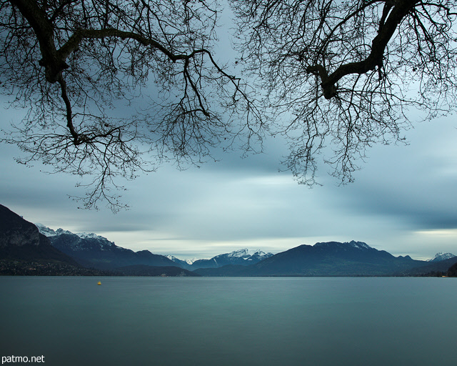 Photographie du lac d'Annecy sous un ciel gris de fin d'autome