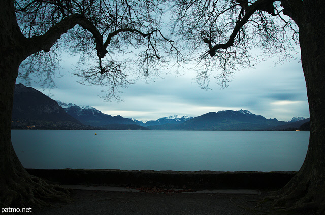 Photo of Annecy lake under the trees of Imperial Palace's park