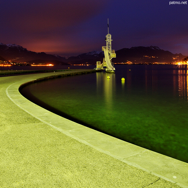 Image of an autumn dusk at Imperial beach on Annecy lake