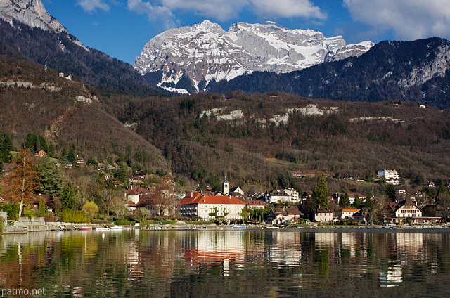 Image de la baie de Talloires sous la montagne de la Tournette sur les bords du lac d'Annecy