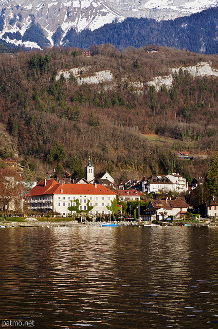 Image de l'Abbaye et du clocher de Talloires sur les bords du lac d'Annecy