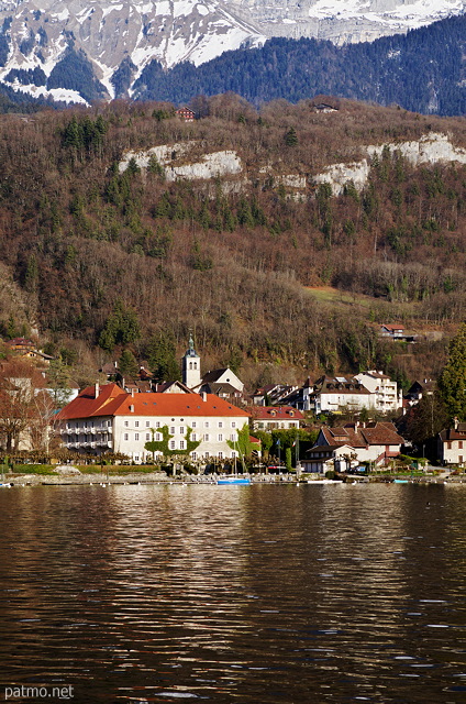 Image de l'Abbaye et du clocher de Talloires sur les bords du lac d'Annecy
