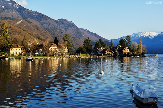 Photographie du printemps sur le lac d'Annecy dans la baie de Talloires