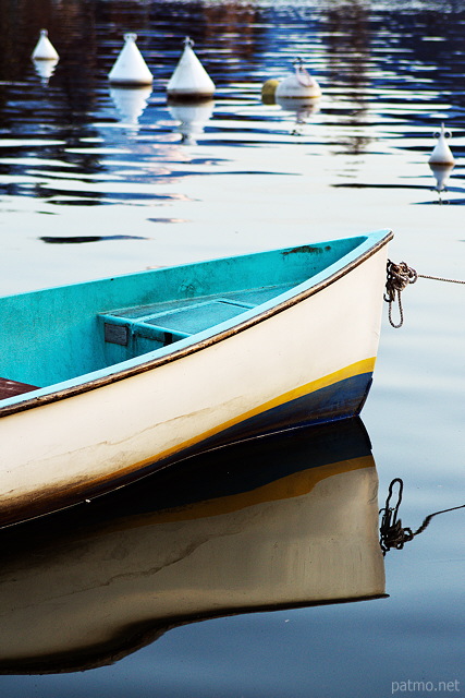 Photo d'une barque et de son reflet sur le lac d'Annecy à Talloires