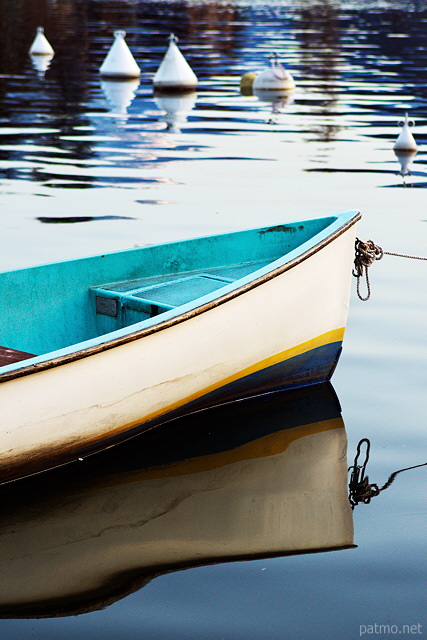 Photo d'une barque et de son reflet sur le lac d'Annecy  Talloires