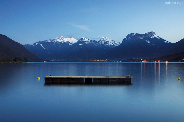 Image d'un soir de printemps sur la plage de Talloires au bord du lac d'Annecy