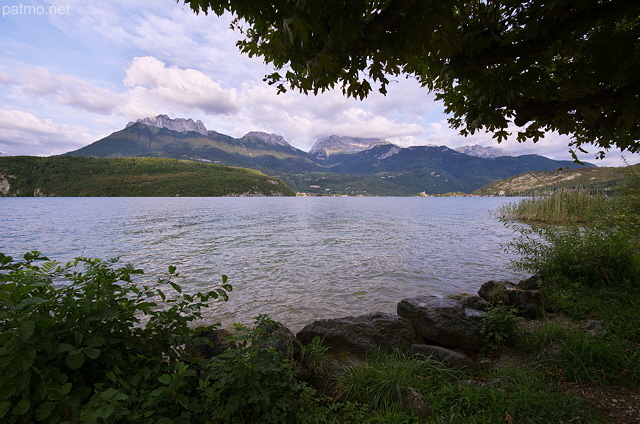 Photo of the banks of Annecy lake in Saint Jorioz