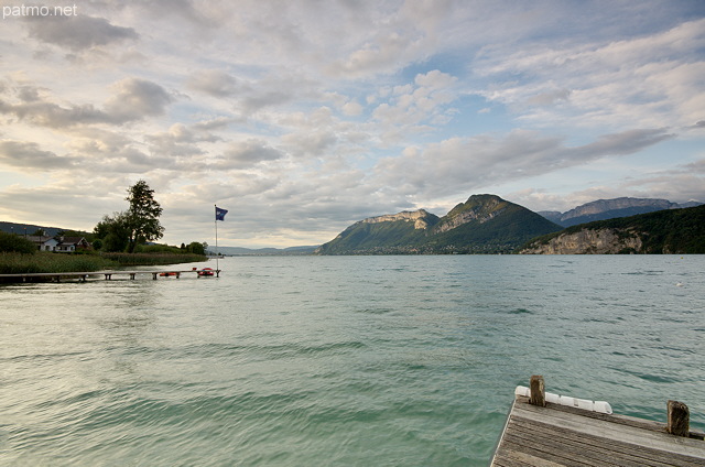 Image du lac d'Annecy et de ses montagnes un soir de fin d't  Saint Jorioz