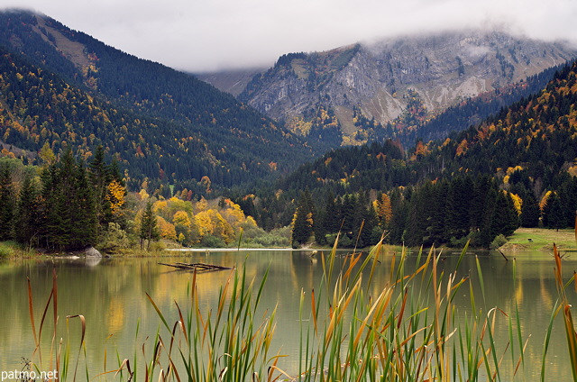 Photograph of lake Vallon in Bellevaux with an autumn atmosphere