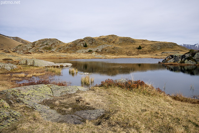 Photo du lac Potron dans les Alpes sous le Col de la Croix de Fer