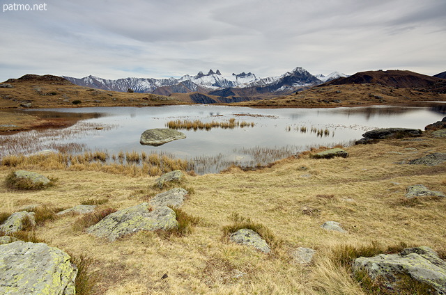 Photo du lac Guichard et des Aiguilles d'Arves dans une ambiance d'automne