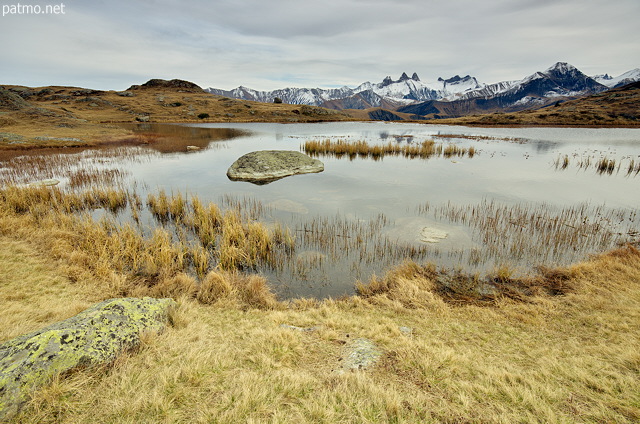 Photographie du lac Guichard et du massif des Aiguilles d'Arves en automne