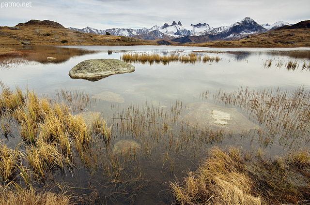 Vue sur le lac Guichard et les Aiguilles d'Arves en automne