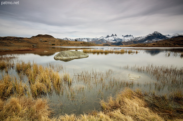 Photographie du lac Guichard et des Aiguilles d'Arves en automne