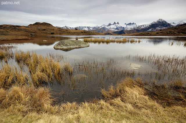 Photo des Aiguilles d'Arves en automne derrire le lac Guichard