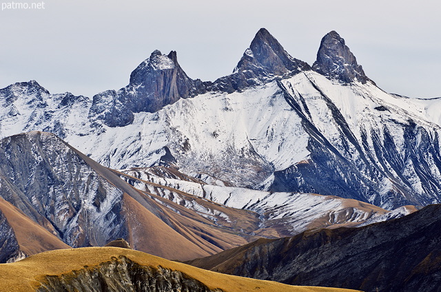 Photographie des Aiguilles d'Arves en automne