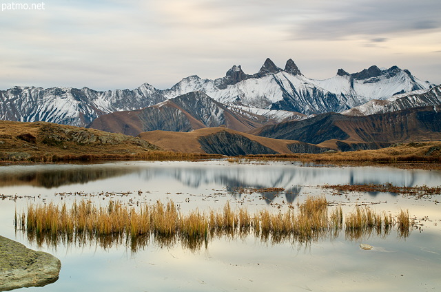 Photo d'un soir d'automne au bord du lac Guichard avec vue sur les Aiguilles d'Arves