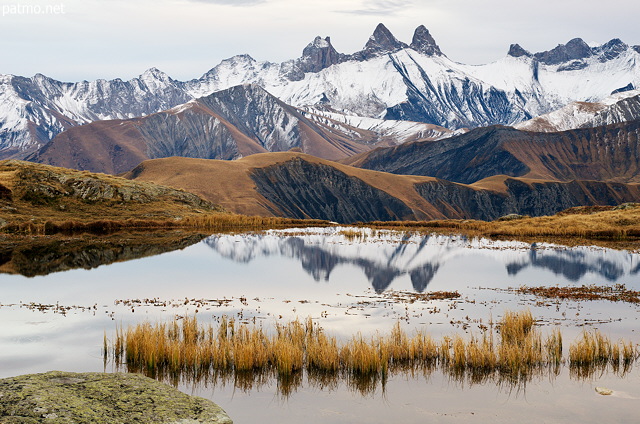 Photo de l'automne sur les bords du lac Guichard et vue sur les Aiguilles d'Arves