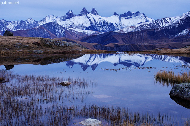 Image d'un soir d'automne au bord du lac Guichard avec les Aiguilles d'Arves et leur reflet