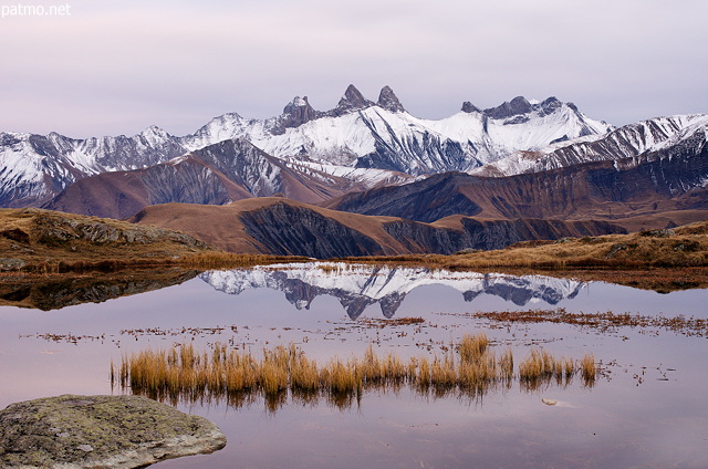 Image d'un crépuscule d'automne sur les Aiguilles d'Arves et le lac Guichard