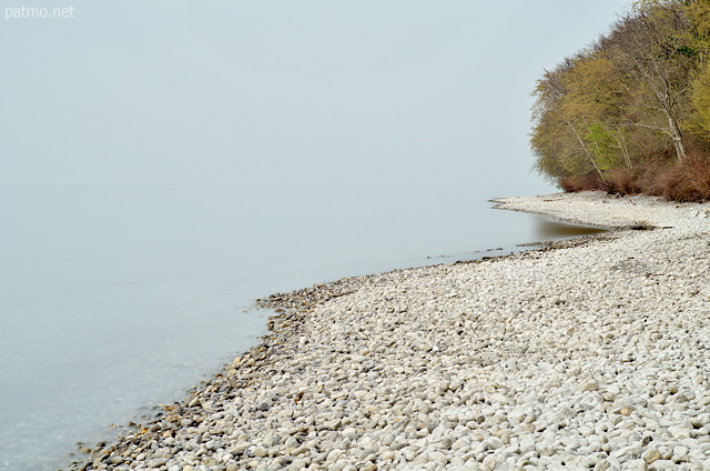 Image d'une plage de galets au bord du Lac Lman prs de Thonon les Bains