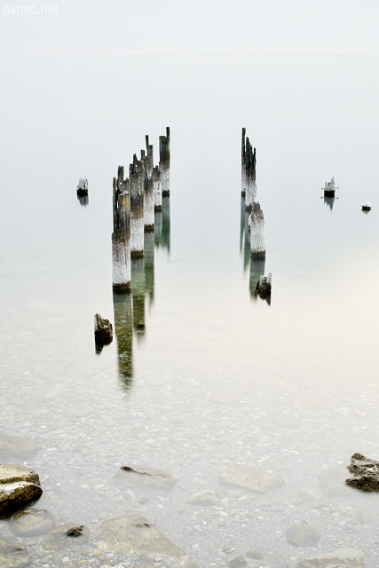 Photo des restes d'un ancien ponton sur le Lac Lman