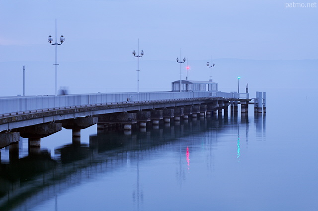 Photo of Geneva lake under dusk light in the pier of Thonon les Bains.