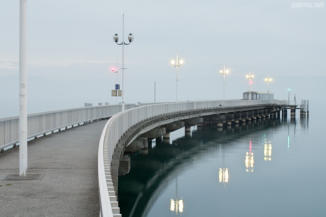 Image de l'arrive du soir sur le ponton du Port de Rives  Thonon les Bains