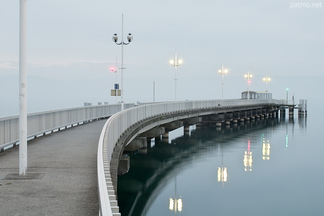 Image of Geneva lake under the evening light in Thonon les Bains