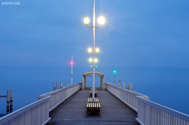 Photographie des rverbres au crpuscule sur le ponton du Port de Rives  Thonon les bains