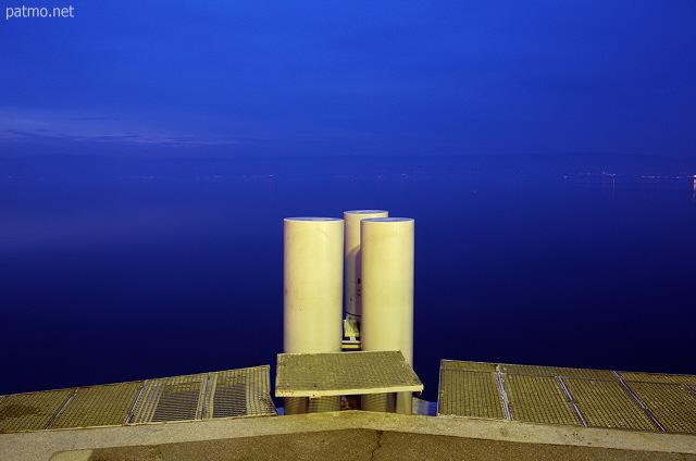 Photo of Geneva lake at dusk seen from the pier of Thonon les Bains