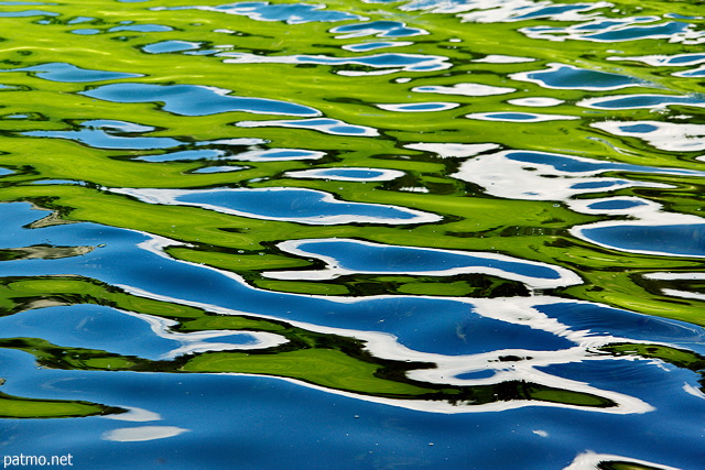 Photographie de reflets colors  la surface du lac d'Arvouin