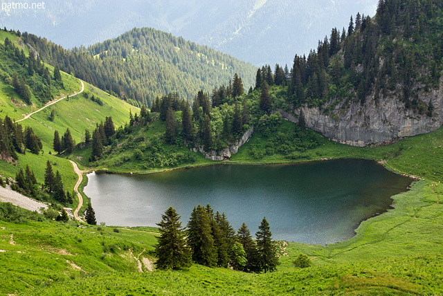 Photo du lac d'Arvouin près de la Chapelle d'Abondance