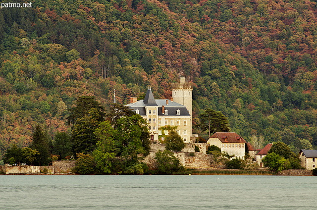 Photo du château de Ruphy ou château de Duingt sur les bords du lac d'Annecy