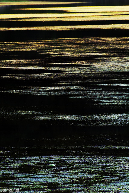 Photo de lumires dores et argentes sur l'eau du lac de Montriond