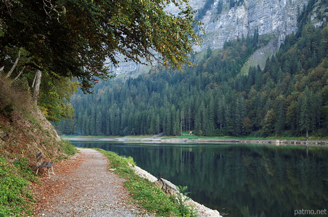 Photograph of an autumn path around the lake in Montriond