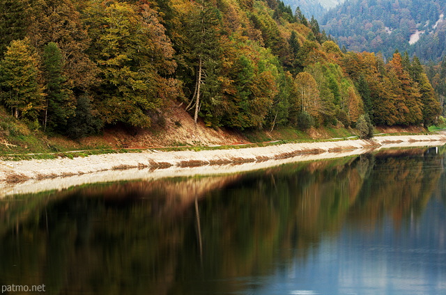 Photograph of colorful autumn trees around the lake in Montriond