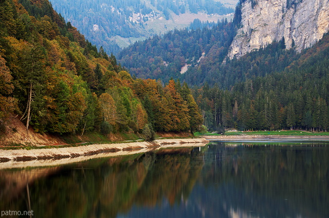 Photo des couleurs d'automne en montagne autour du lake de Montriond