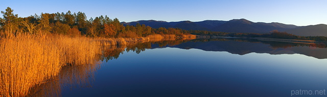 Photographie du coucher de soleil sur le lac des Escarcets dans la Plaine des Maures