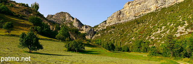 Photo panoramique du paysage autour du village de La Piarre dans les Hautes Alpes