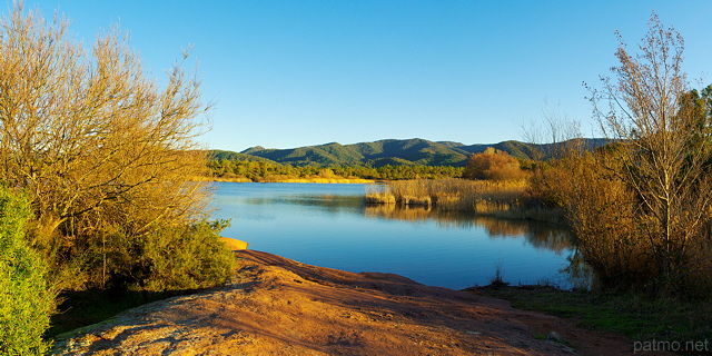 Photograph of winter colors around Escarcets lake in Provence