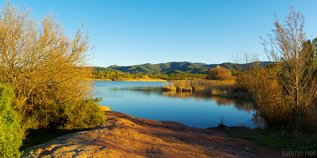 Photographie des couleurs d'hiver sur la berge du lac des Escarcets dans le Var