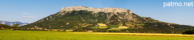 Photo panoramique de la montagne de Saint Genis dans les Hautes Alpes