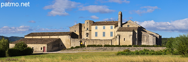 Image panoramique du prieur de Salagon  Mane dans les Alpes de Haute Provence