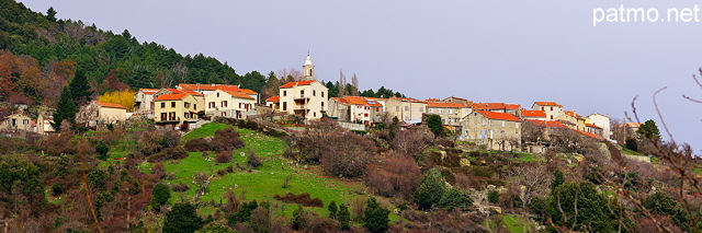 Image panoramique du village de Vezzani dans les montagnes de Haute Corse