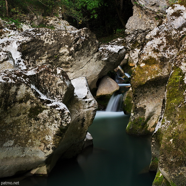 Photo d'une petite cascade entre les rochers dans la rivire du Fornant